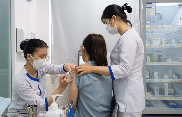 Thai phụ tiêm vắc xin phòng bệnh tại VNVC. Ảnh: Diệu Linh.
