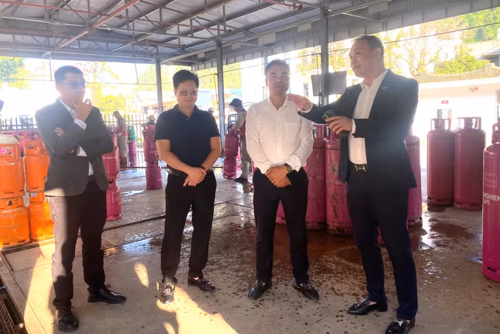 Đoàn thẩm định giải Sao Vàng đất Việt năm 2024 tham quan dây chuyền sản xuất gas của Công ty TNHH Dịch vụ Thương mại Tổng hợp Xuân Nghiêm.