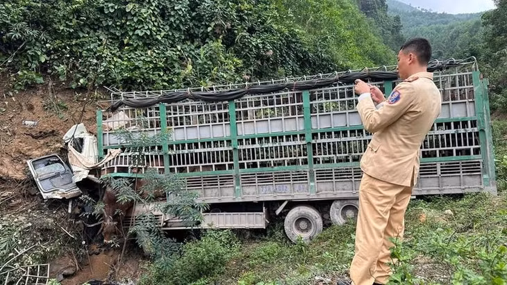 Chiếc xe tải xuống dốc đâm vào chân đồi khiến tài xế tử vong tại chỗ.