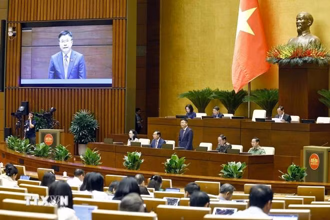 Phó Thủ tướng Lê Thành Long giải trình, làm rõ một số vấn đề đại biểu Quốc hội nêu. (Ảnh: Doãn Tấn/TTXVN)