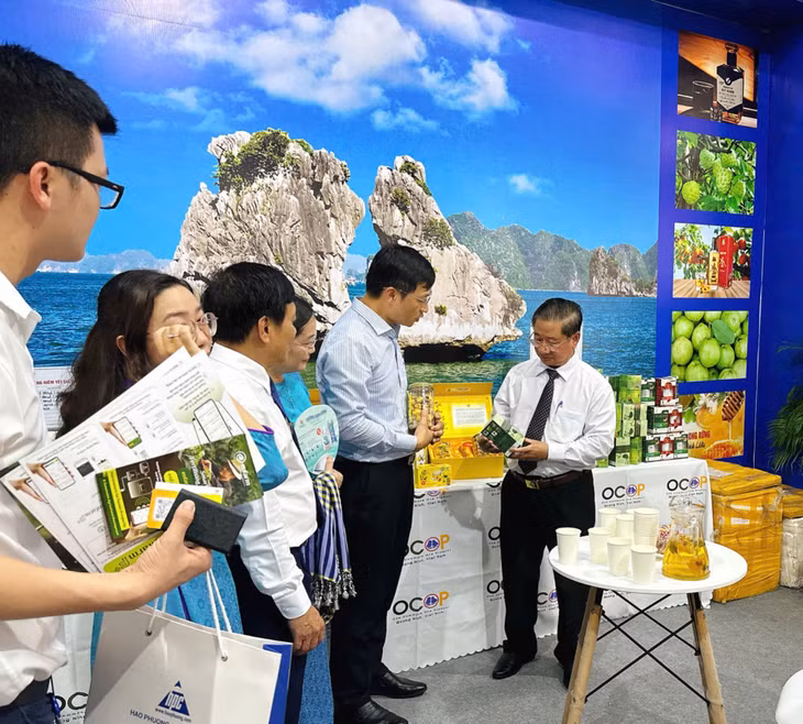 Các đại biểu, doanh nghiệp tìm hiểu về sản phẩm OCOP Quảng Ninh tham gia tại Hội chợ.