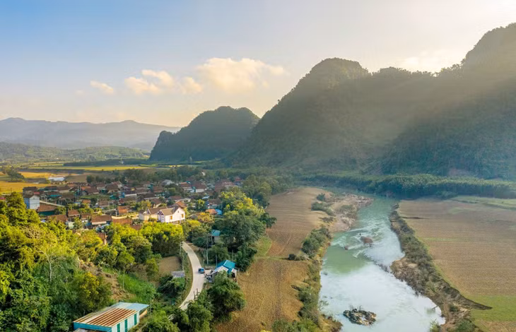 Theo Cục Du lịch Quốc gia, UN Tourism ghi nhận tài nguyên văn hóa, thiên nhiên phong phú và nổi bật của làng Tân Hóa. Ngoài ra, những cam kết và hành động của làng về phát triển du lịch bền vững cũng là yếu tố giúp Tân Hóa được vinh danh. Ảnh: Oxalis