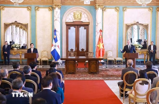 Thủ tướng Phạm Minh Chính và Tổng thống Cộng hòa Dominicana Luis Abinader Corona gặp gỡ báo chí. (Ảnh: Dương Giang/TTXVN)