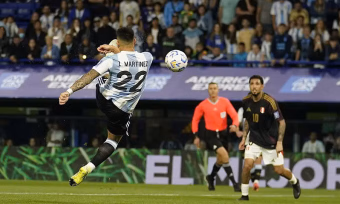 Pha tung người vô-lê thành bàn của Lautaro Martinez cho Argentina, trong trận gặp Peru trên sân Bombonera, thành phố Buenos Aires, Argentina tối 19/11/2024. Ảnh: Ole