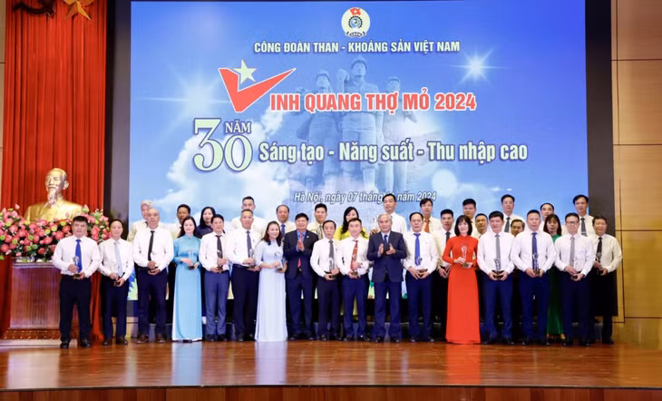 Lãnh đạo TKV tuyên dương cán bộ, công nhân tiêu biểu xuất sắc “30 năm Sáng tạo – Năng suất – Thu nhập cao”. Ảnh Công đoàn TKV cung cấp.