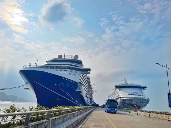 Tàu biển Blue Dream Melody và tàu biển Celebrity Solstice cùng neo tại Cảng tàu khách quốc tế Hạ Long ngày 18/11.
