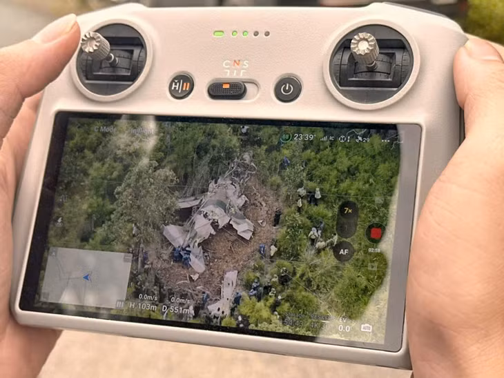 Hiện trường máy bay rơi qua màn hình flycam.