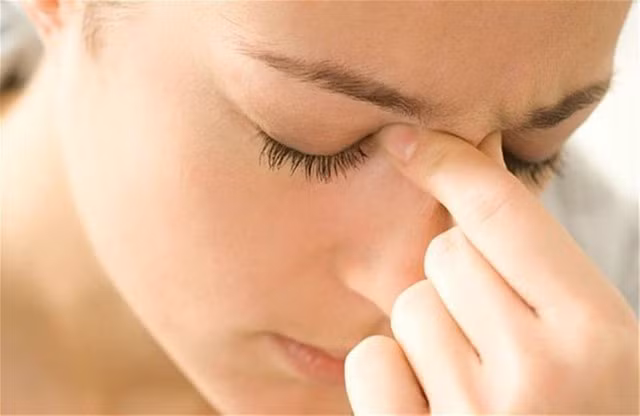 Triệu chứng phổ biến nhất của viêm xoang trán cấp là đau nhức quanh vùng mắt hoặc trán.