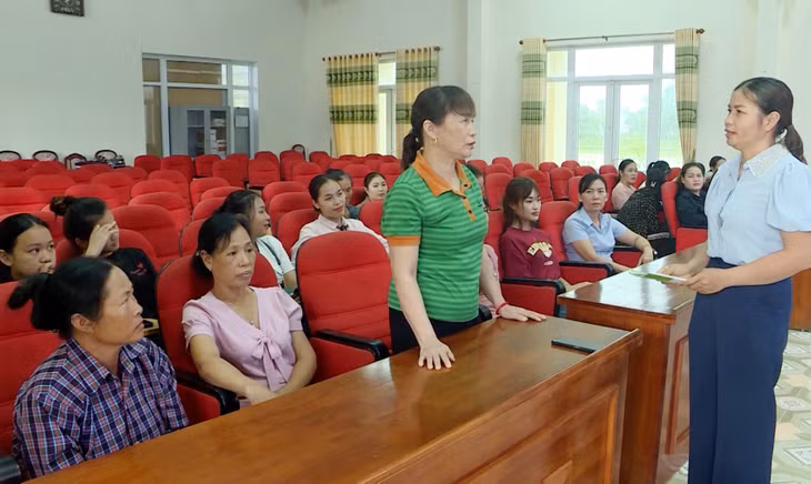 Thành viên mô hình “Chăm sóc và giáo dục trẻ thơ” xã Quảng Tân (huyện Đầm Hà) trao đổi kiến thức, kỹ năng về chăm sóc, nuôi dưỡng trẻ em.