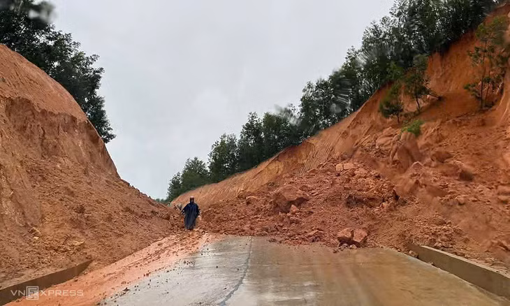 Tuyến đường ở huyện An Lão (Bình Định) bị đất đá sạt lở chia cắt, xe không thể đi qua.