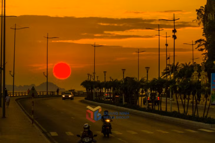 : Khoảng khắc hiếm khi bắt gặp hoàng hôn rực hồng