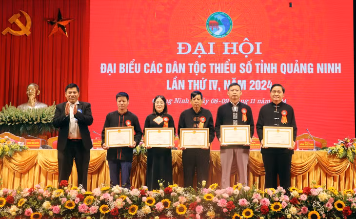 Đồng chí Y-Thông, Thứ trưởng, Phó Chủ nhiệm Ủy ban Dân tộc, trao bằng khen cho các tập thể, cá nhân có thành tích xuất sắc trong công tác dân tộc tỉnh.