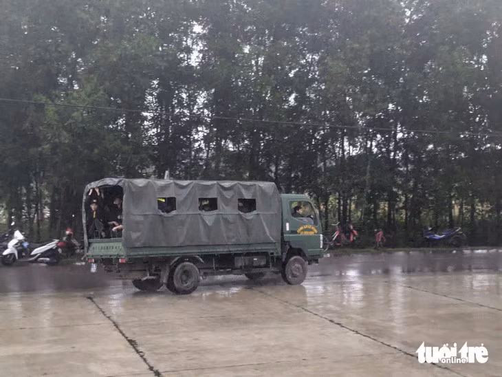 Lực lượng tìm kiếm triển khai quân đi vào khu vực phi công phát tín hiệu - Ảnh: TẤN LỰC