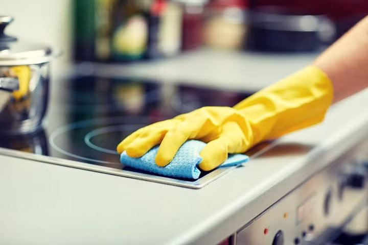 Lau chùi ngay sau khi nấu ăn là một trong những cách tốt nhất để giảm thiểu mùi đồ rán ám trong bếp. (Ảnh: Priority Chef)
