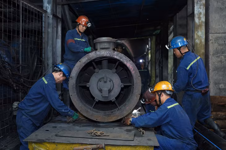 Công nhân Công ty CP Than Vàng Danh sửa chữa thiết bị sản xuất trong lò.