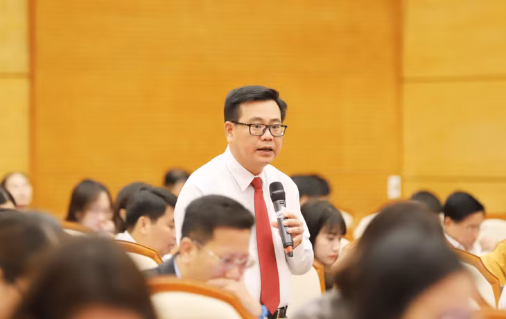 Đại biểu Hoàng Bá Nam, Bí thư Thành ủy Móng Cái, Tổ trưởng Tổ đại biểu TP Móng Cái phát biểu ý kiến tại kỳ họp.