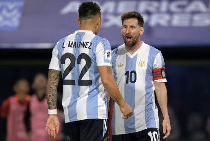 Lionel Messi (phải) mừng bàn với Lautaro Martinez. Ảnh: X/WeAreMessi