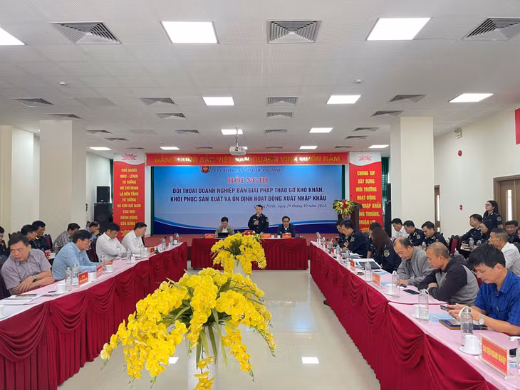 Lãnh đạo Cục Hải quan tỉnh giải đáp, tháo gỡ vướng mắc khó khăn cho những doanh nghiệp bị ảnh hưởng bởi cơn bão số 3.