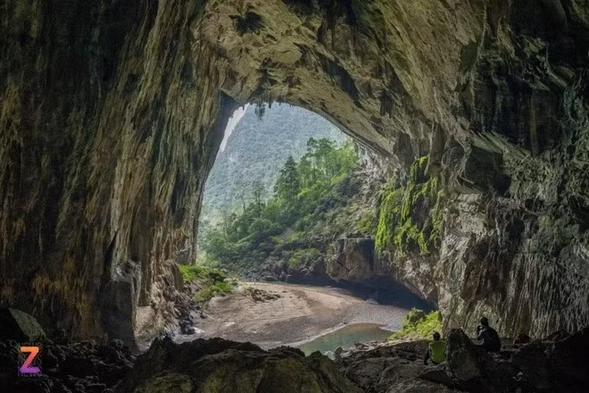 Cửa sau Hang Én. Ảnh: Linh Huỳnh.
