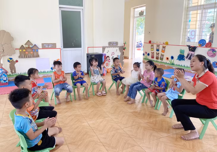 Học sinh ăn bán trú tại Điểm trường Đồng Cậm, Trường Tiểu học Hoành Mô, huyện Bình Liêu. Ảnh: Trúc Linh.