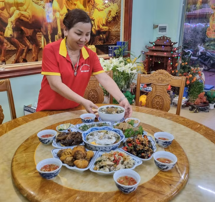 Nhà hàng Sam Tin Vượng với những món đặc sản từ sam biển là một trong số 17 nhà hàng của thị xã đạt tiêu chuẩn phục vụ khách du lịch cấp địa phương.