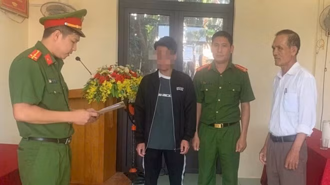 Tống đạt quyết định khởi tố học sinh T.A.D về tội gây rối trật tự công cộng. Ảnh: Công an Quảng Bình.