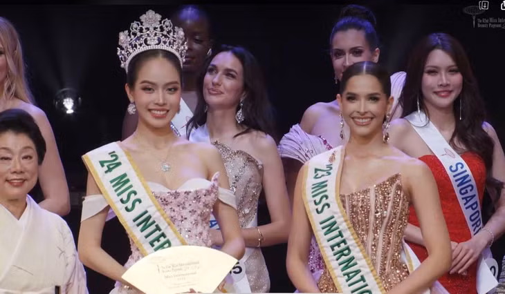 Thanh Thủy đem vương miện Miss International đầu tiên về cho Việt Nam. Ảnh: Cắt từ video
