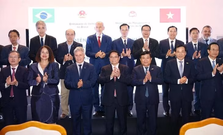Thủ tướng Phạm Minh Chính với các đại biểu tham dự Diễn đàn Doanh nghiệp Việt Nam-Brazil. (Ảnh: Dương Giang/TTXVN)
