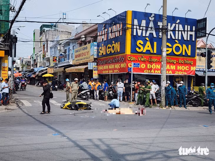 Lực lượng chức năng phong tỏa hiện trường - Ảnh: MINH HÒA