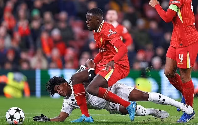 Konate dính chấn thương trong trận gặp Real Madrid.