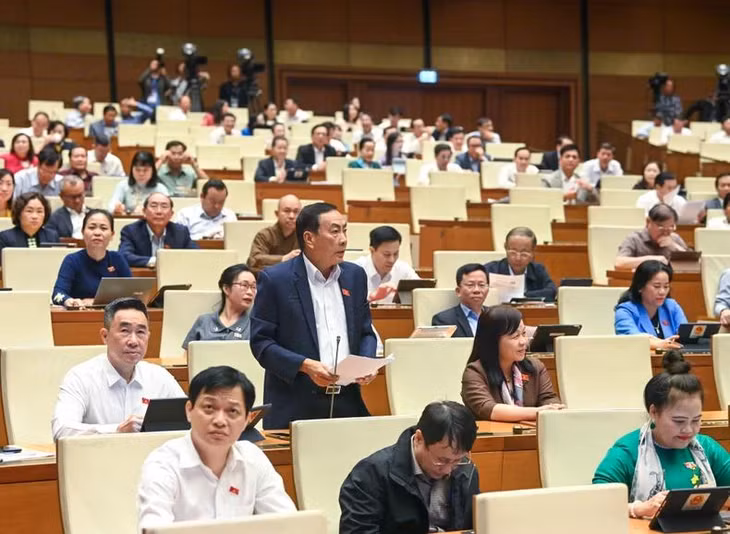 Đại biểu Phạm Văn Hòa.