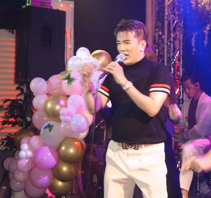 Ca sĩ Đàm Vĩnh Hưng hát trong một tiệc sinh nhật gần đây ở Mỹ - Ảnh: FB Trizzie Nguyen