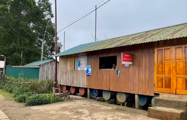 Trên ảnh là nhà phao ở làng Tân Hóa. Ảnh: Hà Hương