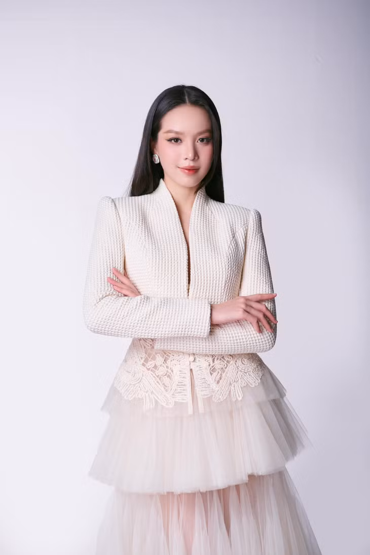 Thanh Thủy chững chạc trong trang phục sang trọng - Ảnh: FBNV