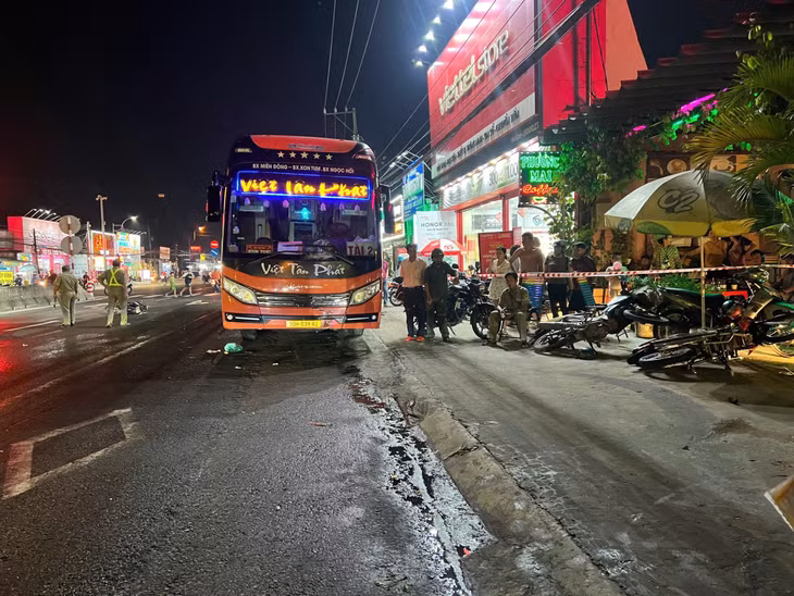 Lực lượng chức năng khám nghiệm hiện trường.