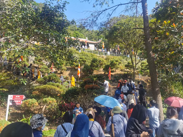 Rất đông du khách hành hương về Am - Chùa Ngọa Vân trong buổi sáng 30/11.