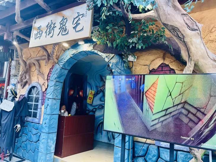 ... và trải nghiệm "nhà ma" dành cho những ai thích cảm giác mạnh.