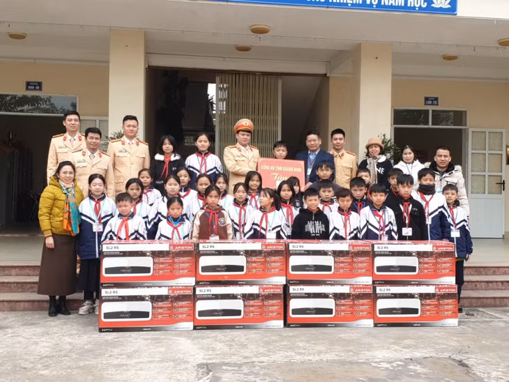 Phòng CSGT Công an tỉnh trao tặng 8 bình nóng lạnh và 10 triệu đồng cho Trường PTDT nội trú THCS&amp;THPT Tiên Yên.