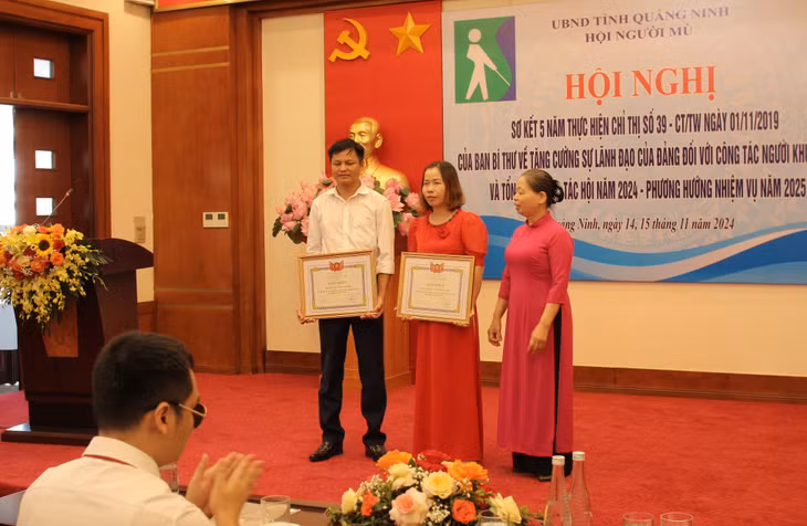 Hội Người mù tỉnh tặng giấy khen cho 2 cấp Hội hoàn thành xuất sắc nhiệm vụ công tác năm 2024.