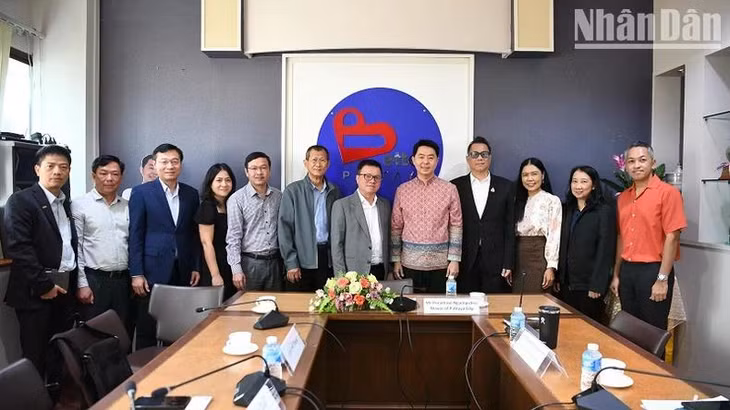 Đoàn đại biểu VJA làm việc với Thị trưởng thành phố Pattaya Poramase Ngampiches.