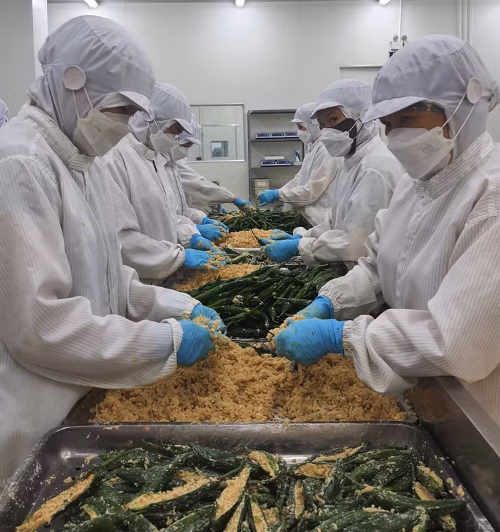 Công nhân Công ty F-ONE Global Foods chế biến sản phẩm ớt Mỹ Nhân chiên.