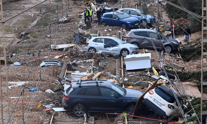 Xe cộ, đường sá bị hư hỏng do mưa lũ tại vùng Valencia, Tây Ban Nha hôm 1/11. Ảnh: AFP