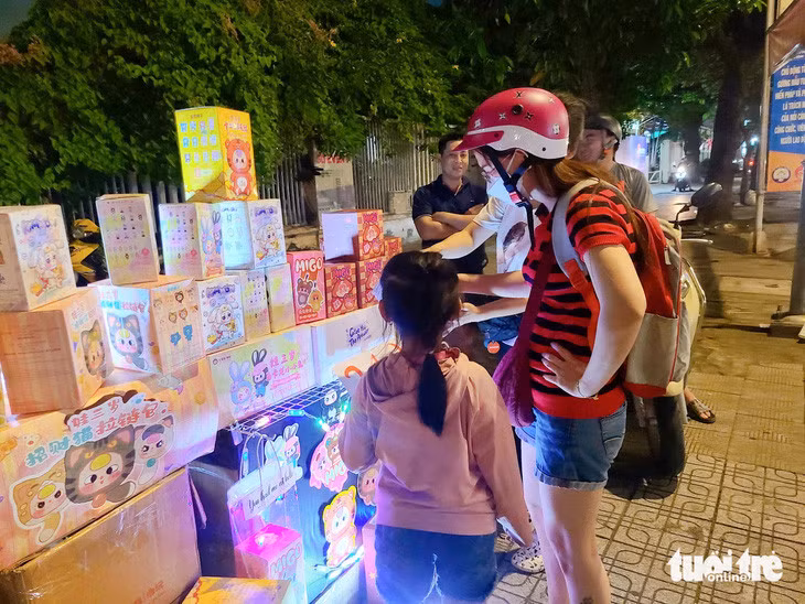 Túi mù Baby Three được bày bán tràn ngập vỉa hè - Ảnh: NHẬT XUÂN