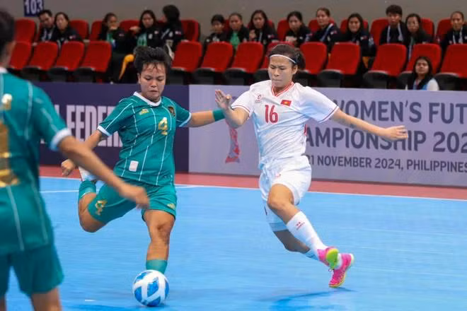 Futsal nữ Việt Nam không cho đối thủ Indonesia cơ hội ở màn đối đầu trực tiếp. (Nguồn: VFF)