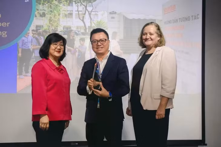 Tổng Biên tập Lê Quốc Minh, đại diện Báo Nhân Dân nhận cúp lưu niệm tại buổi lễ trao giải. Ảnh: WAN-IFRA