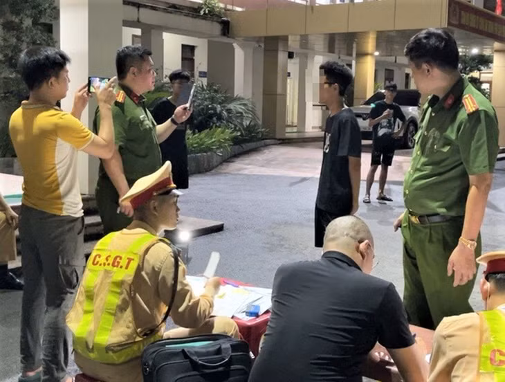 Thông qua nhóm zalo “ATGT thanh thiếu niên Cẩm Phả”, chỉ sau 5-10 phút thông tin chính xác về các học sinh vi phạm sẽ được xác định, cơ quan công an có thể liên lạc trực tiếp với phụ huynh học sinh vi phạm để mời làm việc.