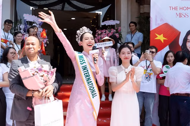 Thanh Thủy được chào đón ngày trở về nhà