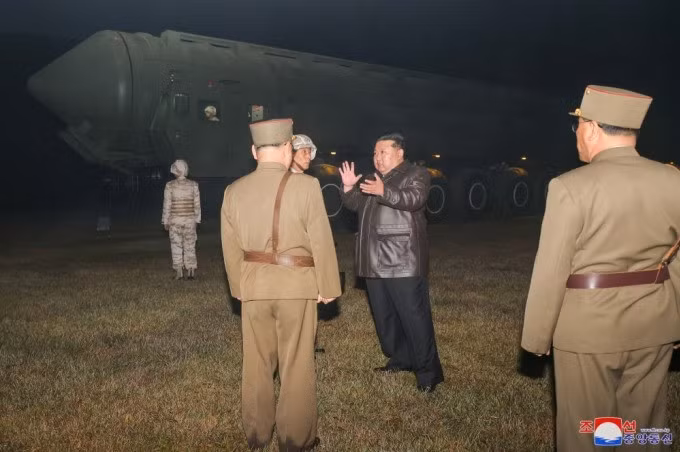 Ông Kim Jong-un trao đổi với các quan chức trước khi thực hiện phóng thử tên lửa Hwasong-19. Ảnh: KCNA