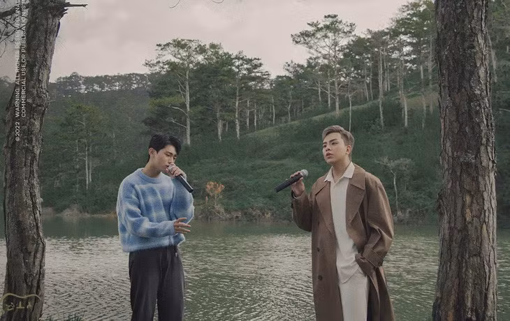 Hứa Kim Tuyền và GREY D song ca ca khúc "anh sẽ đến cùng cơn mưa" - Ảnh: NVCC