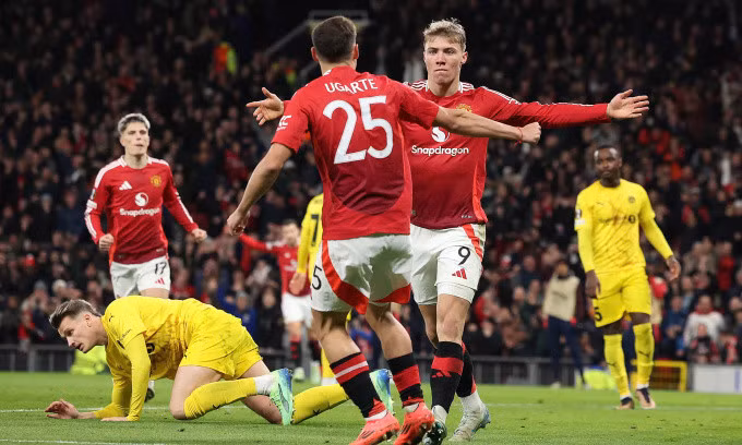 Hojlund (số 9) mừng bàn ấn định thắng lợi 3-2 cho Man Utd trước Bodo/Glimt trên sân Old Trafford, thành phố Manchester, Anh tối 28/11/2024. Ảnh: EPA